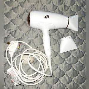 T3, Blow dryer